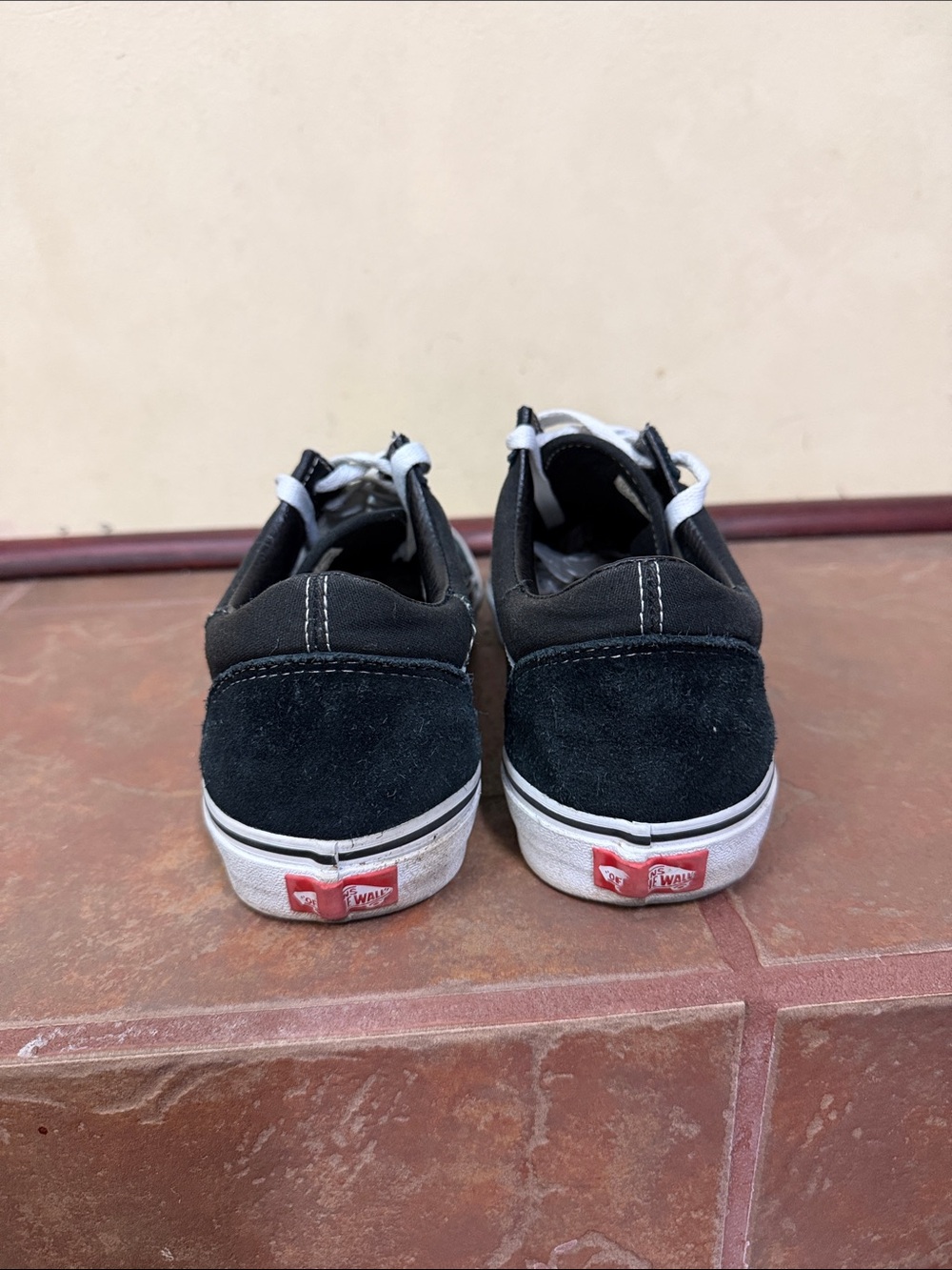 Vans Old Skool suede sneakers in the core black and white colorway - Picture 3 of 5